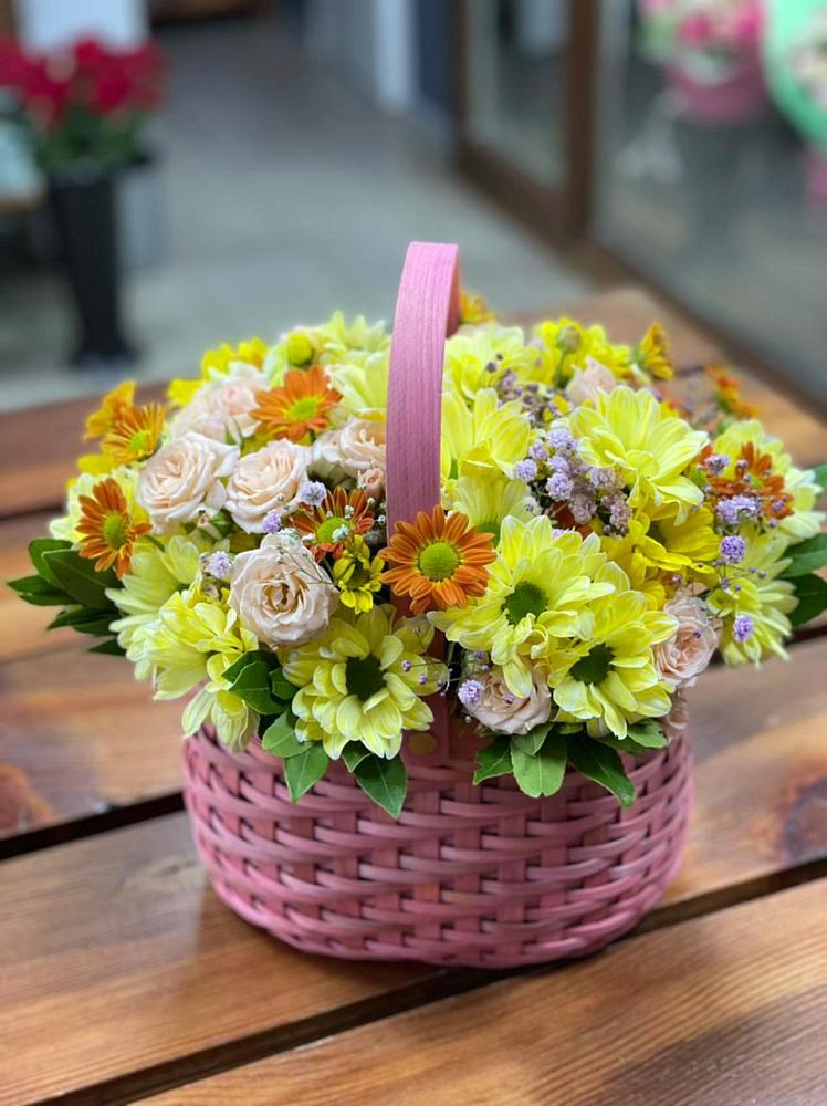 Цветочная композиция из Хризантемы и Розы в корзине в Кощеево