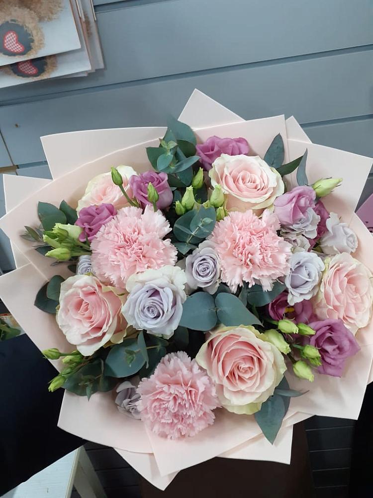 Букет цветов из: Розы, Гвоздики и Лизиантусы в Кощеево