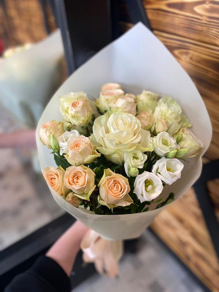 Букет цветов из: Розы и Лизиантусы в Кощеево